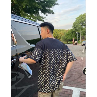 Футболка Louis Vuitton Many Brand Emblems "Blue/Black" фото № 6 Футболка Louis Vuitton Many Brand Emblems "Blue/Black" фото № 6