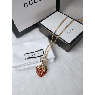 Подвеска Gucci Strawberry And Logo Decoration "Gold" фото № 2 Подвеска Gucci Strawberry And Logo Decoration "Gold" фото № 2