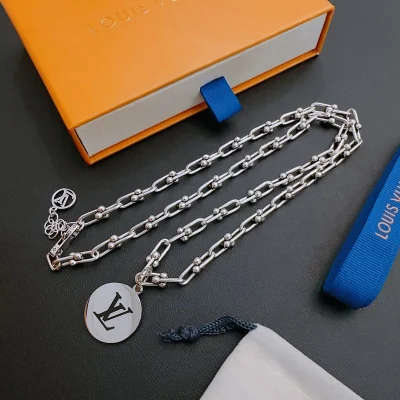 Подвеска Louis Vuitton Decorated Symbols And Logo - Logo Inside Circle "Silver" фото № 4 Подвеска Louis Vuitton Decorated Symbols And Logo - Logo Inside Circle "Silver" фото № 4