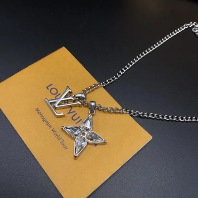 Подвеска Louis Vuitton Logo And Flower "Silver" фото № 5 Подвеска Louis Vuitton Logo And Flower "Silver" фото № 5