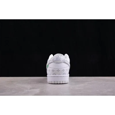 Louis Vuitton x Nike Dunk Low "White/Monogram" фото № 2
