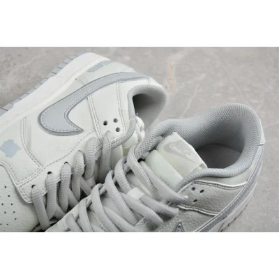 Undefeated x Nike SB Dunk Low "White/Grey" фото № 8
