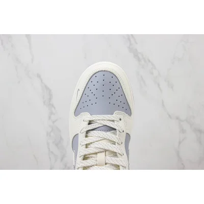 The North Face x Nike Dunk Low "Light Carbon/Mini Swoosh" фото № 4 The North Face x Nike Dunk Low "Light Carbon/Mini Swoosh" фото № 4