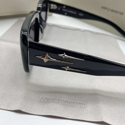 Солнцезащитные очки Gentle Monster Rectangle Shaped And Temples Decorated By Three Silver Symbols "Black" фото № 3 Солнцезащитные очки Gentle Monster Rectangle Shaped And Temples Decorated By Three Silver Symbols "Black" фото № 3