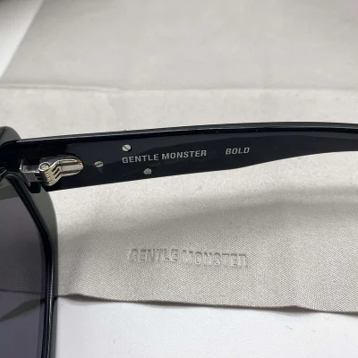 Солнцезащитные очки Gentle Monster Rectangle Shaped And Temples Decorated By Three Silver Symbols "Black" фото № 4 Солнцезащитные очки Gentle Monster Rectangle Shaped And Temples Decorated By Three Silver Symbols "Black" фото № 4