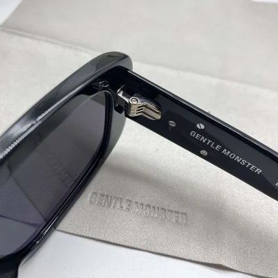 Солнцезащитные очки Gentle Monster Rectangle Shaped And Temples Decorated By Three Silver Symbols "Black" фото № 5 Солнцезащитные очки Gentle Monster Rectangle Shaped And Temples Decorated By Three Silver Symbols "Black" фото № 5
