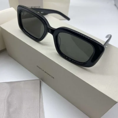 Солнцезащитные очки Gentle Monster Rectangle Shaped And Temples Decorated By Three Silver Symbols "Black" фото № 9 Солнцезащитные очки Gentle Monster Rectangle Shaped And Temples Decorated By Three Silver Symbols "Black" фото № 9