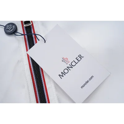 Ветровка Moncler Small Logo On The Sleeve "White" фото № 8 Ветровка Moncler Small Logo On The Sleeve "White" фото № 8