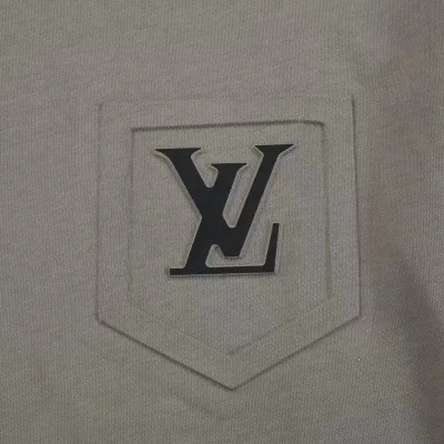 Футболка Louis Vuitton With Logo On The Pocket "Gray" фото № 6 Футболка Louis Vuitton With Logo On The Pocket "Gray" фото № 6