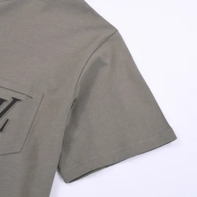 Футболка Louis Vuitton With Logo On The Pocket "Gray" фото № 5 Футболка Louis Vuitton With Logo On The Pocket "Gray" фото № 5