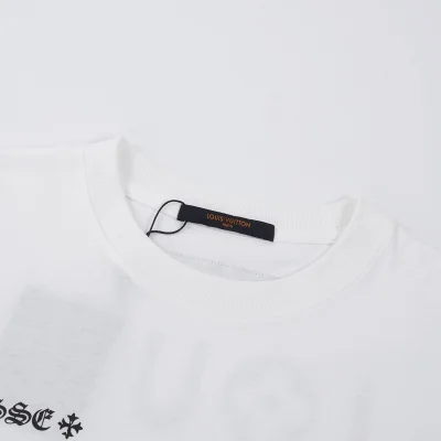Футболка Louis Vuitton X Chrome Hearts With An Inscription And Logo "White" фото № 4 Футболка Louis Vuitton X Chrome Hearts With An Inscription And Logo "White" фото № 4