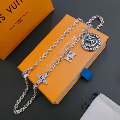 Подвеска Louis Vuitton Figure With Logo - Anchor In Circle "Silver" фото № 3