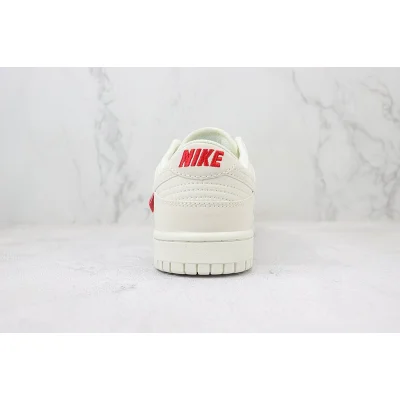 Supreme x Nike Dunk Low "Bistre/Cosmic Latte" фото № 9 Supreme x Nike Dunk Low "Bistre/Cosmic Latte" фото № 9