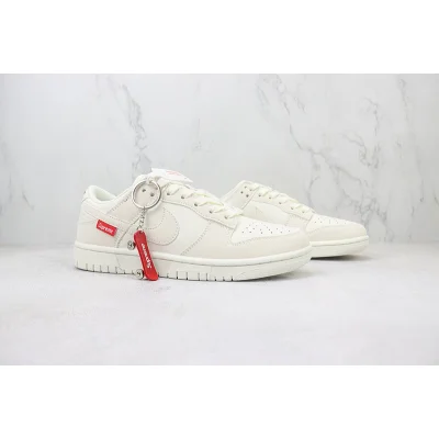 Supreme x Nike Dunk Low "Bistre/Cosmic Latte" фото № 6 Supreme x Nike Dunk Low "Bistre/Cosmic Latte" фото № 6