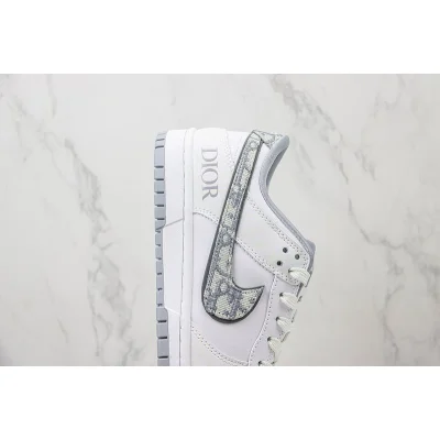 DIOR x Nike Dunk Low "White/Light Grey/Mini Swoosh" фото № 3