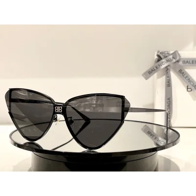 Солнцезащитные очки Balenciaga Triangle Shaped And Logo On Bridge Of The Nose "Black" фото № 3 Солнцезащитные очки Balenciaga Triangle Shaped And Logo On Bridge Of The Nose "Black" фото № 3