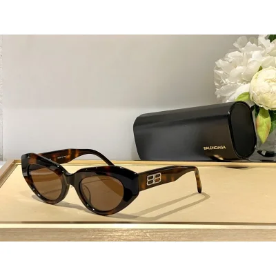 Солнцезащитные очки Balenciaga Cat Eye Shaped Temples Decorated By Symbols "Brown" фото № 2