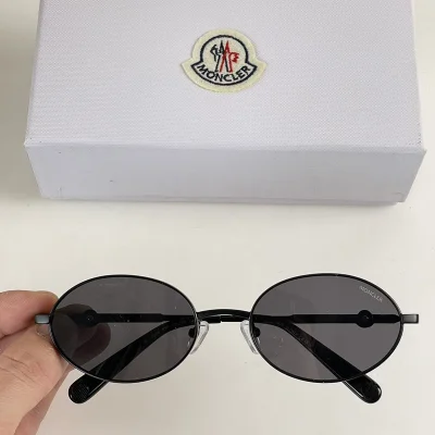Солнцезащитные очки Moncler Rounded Shaped With Decorated Temples "Black" фото № 2