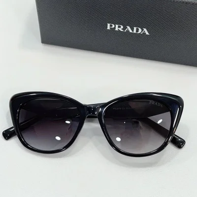 Солнцезащитные очки Prada Cat Eye Shaped Frame With Gold Logo "Black" фото № 2