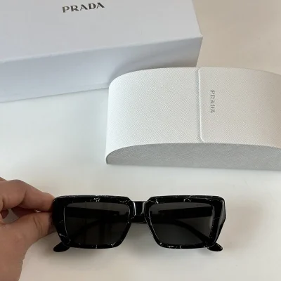 Солнцезащитные очки Prada Big Logo White Letters In Red Rectangle On Frame "Black/White" фото № 2 Солнцезащитные очки Prada Big Logo White Letters In Red Rectangle On Frame "Black/White" фото № 2
