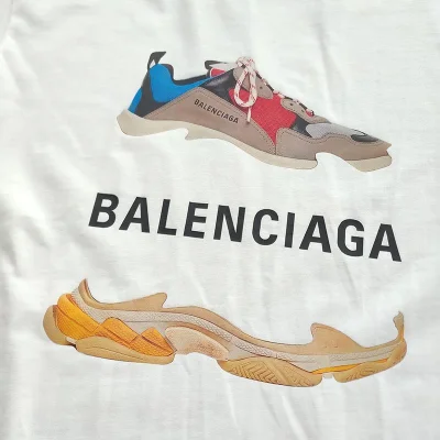 Футболка Balenciaga With Graphic Print Of Shoes "White" фото № 8