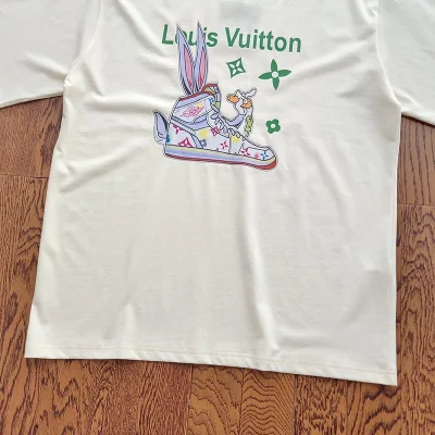 Футболка Louis Vuitton Rabbit Hiding In Sneakers "White" фото № 4