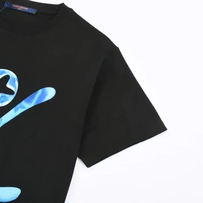Футболка Louis Vuitton With Blue Big Brand Logo "Black" фото № 6 Футболка Louis Vuitton With Blue Big Brand Logo "Black" фото № 6