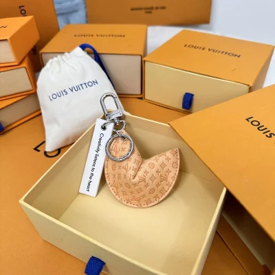 Брелок Louis Vuitton Shaped Like Ears "Beige" фото № 6