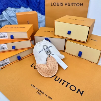 Брелок Louis Vuitton Shaped Like Ears "Beige" фото № 7