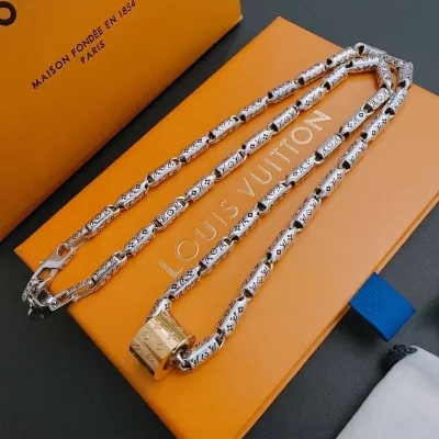 Подвеска Louis Vuitton Figure With Logo - Cylinder "Silver" фото № 2