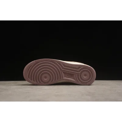 Nike Air Force 1 Low "Strawberry Bear" фото № 4 Nike Air Force 1 Low "Strawberry Bear" фото № 4