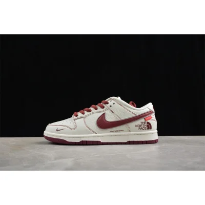 The North Face x Nike SB Dunk Low Supreme "White/Red" фото № 2 The North Face x Nike SB Dunk Low Supreme "White/Red" фото № 2
