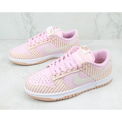 Nike Dunk Low "Pink Gingham" фото № 5 Nike Dunk Low "Pink Gingham" фото № 5