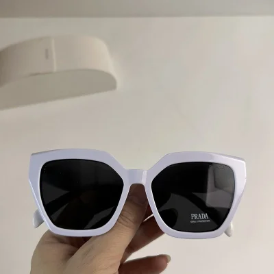 Солнцезащитные очки Prada Logo In Triangle On Side "White" фото № 2 Солнцезащитные очки Prada Logo In Triangle On Side "White" фото № 2