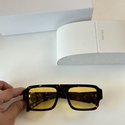 Солнцезащитные очки Prada Small Logo And Wide Line On Bridge Of Nose "Black/Yellow" фото № 2