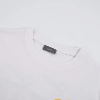 Футболка Dior Inscriptions "White" фото № 8 Футболка Dior Inscriptions "White" фото № 8