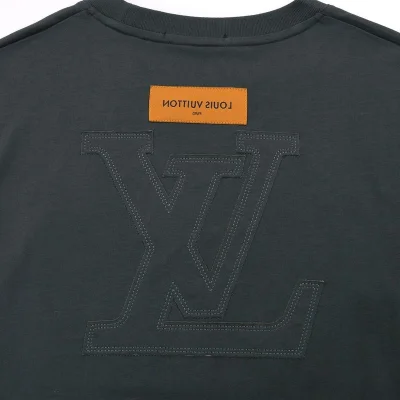 Футболка Louis Vuitton Embroidered Emblems With Logo "Gray" фото № 4 Футболка Louis Vuitton Embroidered Emblems With Logo "Gray" фото № 4