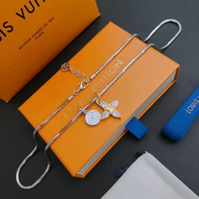 Подвеска Louis Vuitton Symbol Decoration - Flower "Silver" фото № 6