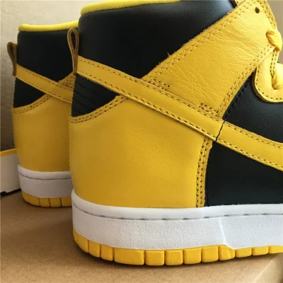 Nike Dunk High "Varsity Maize" фото № 8 Nike Dunk High "Varsity Maize" фото № 8