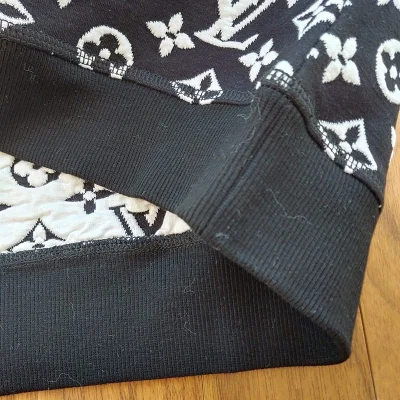 Свитер Louis Vuitton More Small Logo "Black" фото № 2 Свитер Louis Vuitton More Small Logo "Black" фото № 2