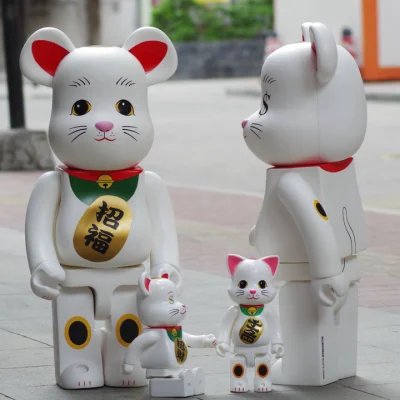 Игрушка BEARBRICK 1000% Maneki Neko "White" фото № 4