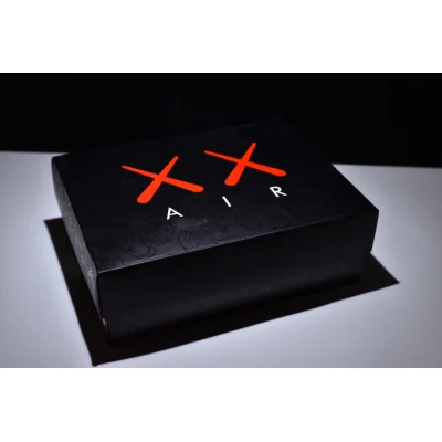 KAWS x Air Jordan 4 фото № 6 KAWS x Air Jordan 4 фото № 6