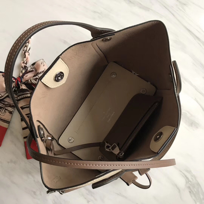 Сумка Louis Vuitton Hina PM M51950 Mahina Leather Creme "Beige" фото № 9