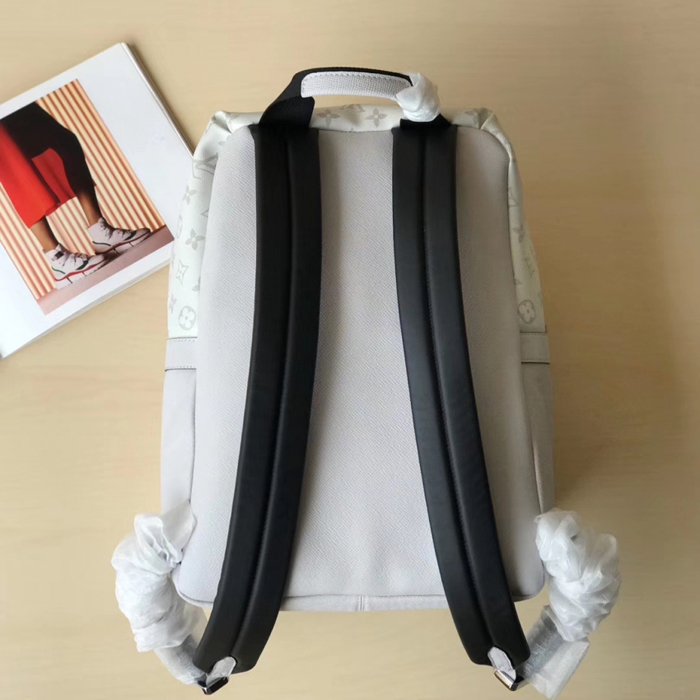 Рюкзак Louis Vuitton Discovery Backpack PM M30232 Taiga Leather Silver "White" фото № 4
