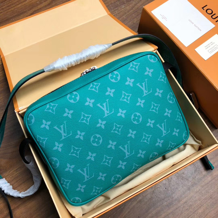 Сумка Louis Vuitton Outdoor Messenger M30241 Taiga Leather Pine Green "Turquoise" фото № 3