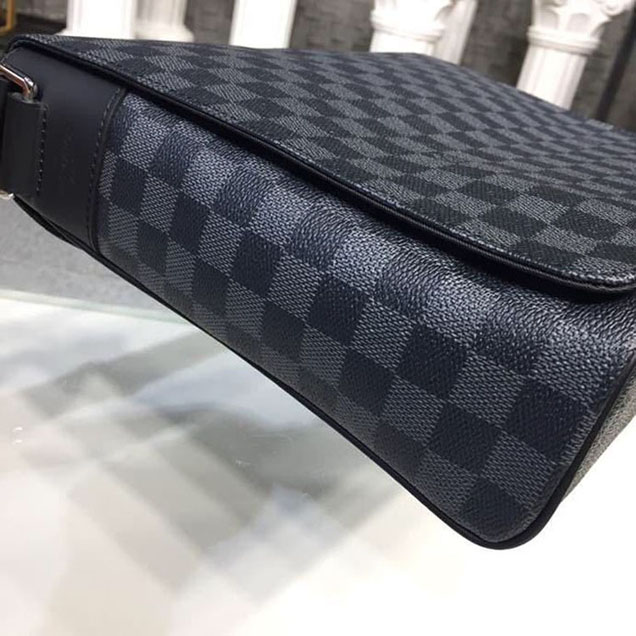 Сумка Louis Vuitton District MM Messenger Bag 32cm Damier Graphite Canvas Fall Winter 2018 Collection N41029 Noir "Graphite" фото № 6