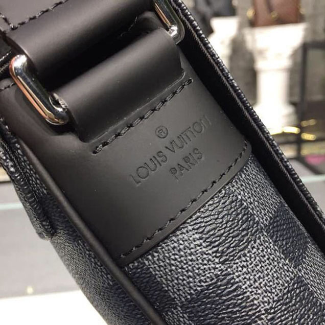 Сумка Louis Vuitton District PM Messenger Bag 26cm Damier Graphite Canvas Fall Winter 2018 Collection N41028 Noir "Graphite" фото № 6