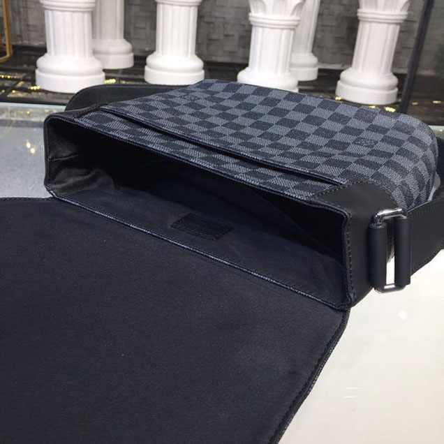 Сумка Louis Vuitton District PM Messenger Bag 26cm Damier Graphite Canvas Fall Winter 2018 Collection N41028 Noir "Graphite" фото № 8