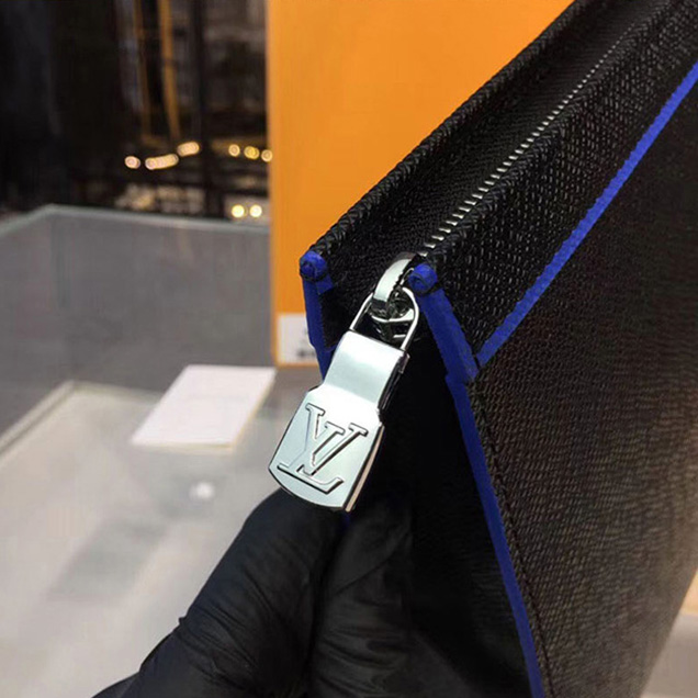 Клатч Louis Vuitton M30573 Pochette Voyage MM Taiga Leather "Black" фото № 7