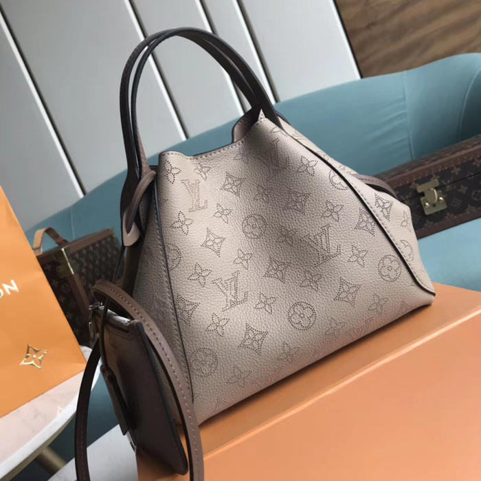 Сумка Louis Vuitton Hina PM M54351 Mahina Leather Galet "Beige" фото № 4